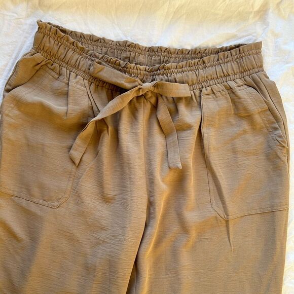 Floral & Ivy Women’s Pull On Pants Size L Tan Drawstring Cropped - Picture 2 of 12
